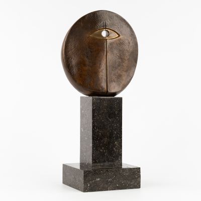 une image représentant une sculpture représentant une sphère posée sur un socle