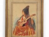 un vieux tableau représentant une femme jouant de la guitare sur un mur blanc