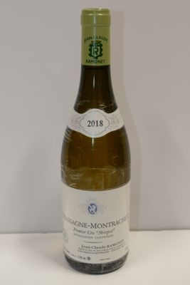 une bouteille de vin posée sur une table