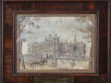 une vieille photo d'un bâtiment avec une plaque sur le mur