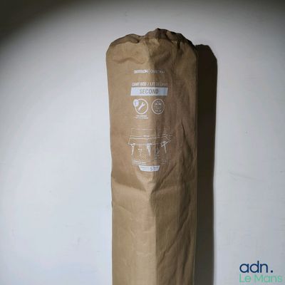 un sac en papier brun posé sur une table