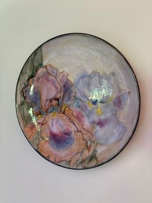 une assiette décorée de fleurs accrochée au mur