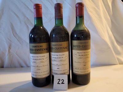 trois bouteilles de vin posées sur une table, avec une étiquette de prix