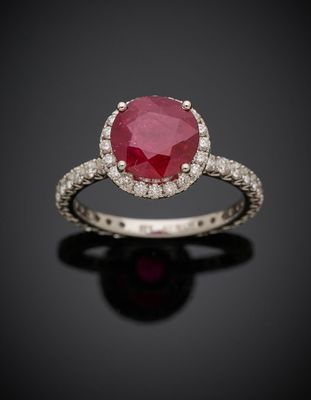 une bague en rubis et diamants