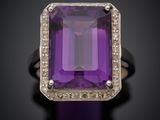 une bague en améthorate et diamants