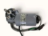 un gros plan d'un moteur posé sur une surface blanche