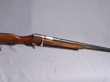 un vieux fusil avec une crosse en bois et un étui en cuir