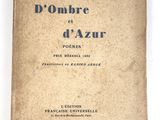 un vieux livre posé sur une table à côté d'un mur blanc