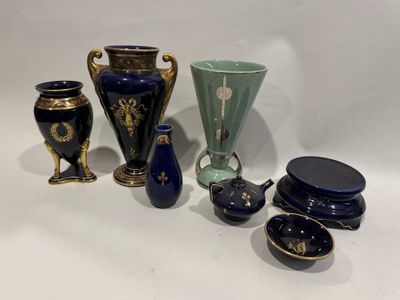 tout un tas de vases et de bols différents sur la table