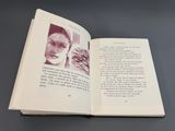 un livre ouvert sur lequel figure le portrait d'une femme