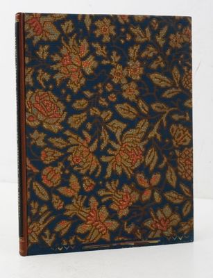 un vieux livre à la couverture bleue ornée d'un motif floral