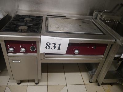 une photo d'une cuisine professionnelle équipée de deux cuisinières et d'un lave-vaisselle