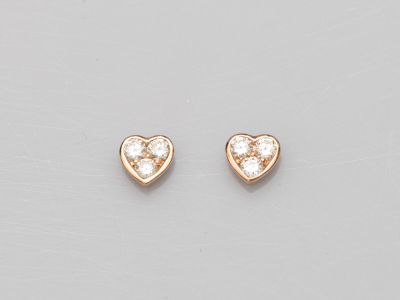 une paire de boucles d'oreilles en or en forme de cœur, serties de diamants