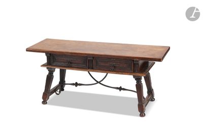 l'image d'une table en bois surmontée de deux tiroirs