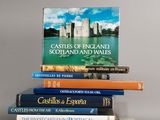 plusieurs livres sont empilés sur une table