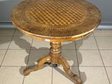 une table en bois avec un plateau à carreaux, posée sur un sol carrelé