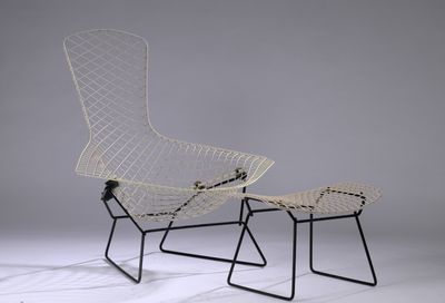 une image représentant une chaise blanche et un repose-pieds, sur fond blanc