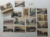 de nombreuses vieilles photos d'une ville posées sur la table