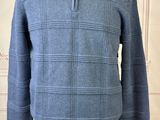un pull bleu sur un mannequin, un mannequin, un mannequin, un mannequin, un mannequin, un mannequin, un mannequin, un mannequin, un mannequin