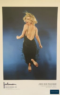 une image représentant une femme en robe noire vole dans les airs