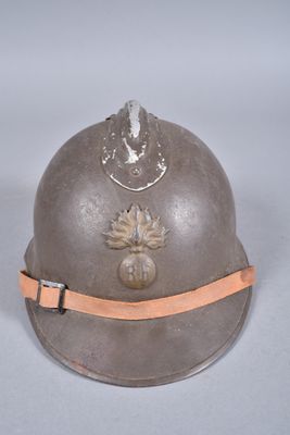 un casque orné d'une fleur sur un fond blanc