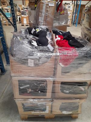 une grande pile de cartons posés sur une palette