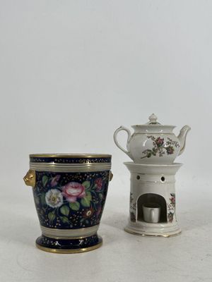 deux vases et une théière posés les uns à côté des autres