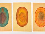 trois peintures de formes ovales, de couleurs différentes, sur un fond blanc