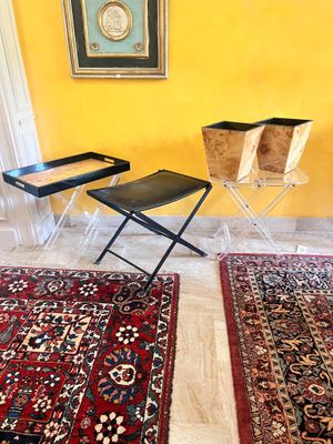 deux chaises et une table dans une pièce où il y a un tapis au sol