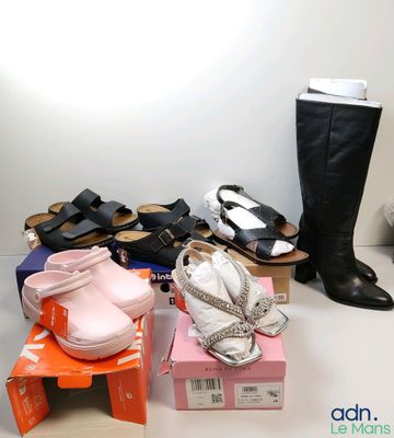de nombreuses paires de chaussures qui traînent par terre