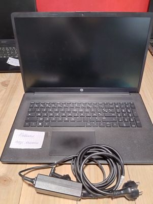 un ordinateur portable posé sur une table avec un chargeur