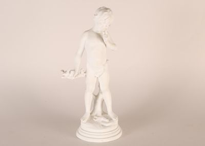 une statue blanche représentant un garçon tenant une fleur à la main