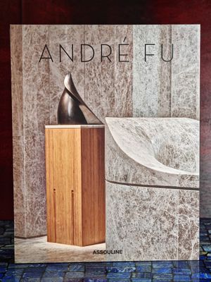 un livre orné d'une sculpture, posé sur une table