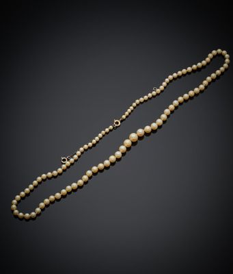 un collier de perles et de diamants, par personne