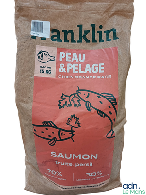 un sac de nourriture posé sur une table