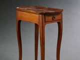 une petite table en bois surmontée d'un tiroir