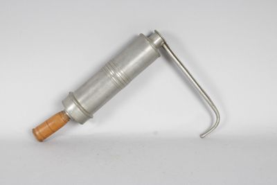 auto-clystère en étain