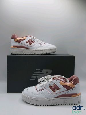 Les chaussures New Balance sont présentées dans une boîte