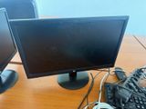 deux écrans et un clavier sur le bureau