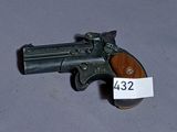 un petit pistolet sur lequel est affichée une étiquette de prix