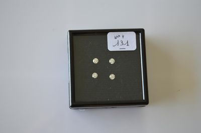 une petite boîte contenant quatre boutons