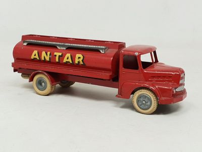 un petit camion rouge sur lequel est écrit « Antar »