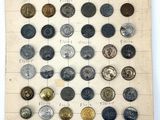 un ensemble de vieilles pièces de monnaie est présenté sur une feuille de papier