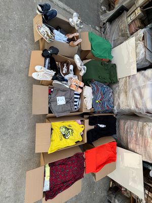 Lot de 10 cartons de vêtements et chaussures assortis – poid…