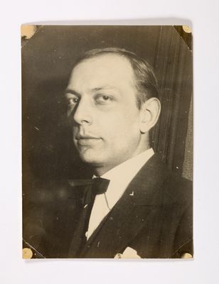 une vieille photo en noir et blanc d'un homme en costume et nœud papillon