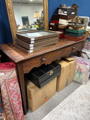 une table en bois sur laquelle se trouve un miroir
