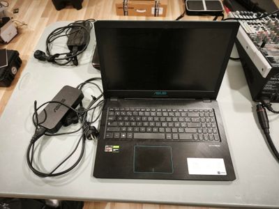 un ordinateur portable posé sur une table