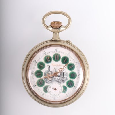 une montre de poche en or sur laquelle est représentée une locomotive à vapeur
