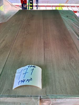 Lot d'environ 194 m² de dalles PVC clipsables effet chêne, f…
