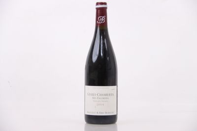 une bouteille de vin posée sur une table